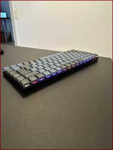 Komfortabelt tastatur med justerbart hældningsvinkel